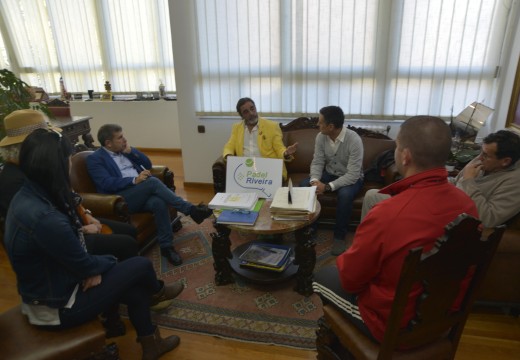 O alcalde recibe á nova xunta directiva do Club Deportivo de Pádel Riveira